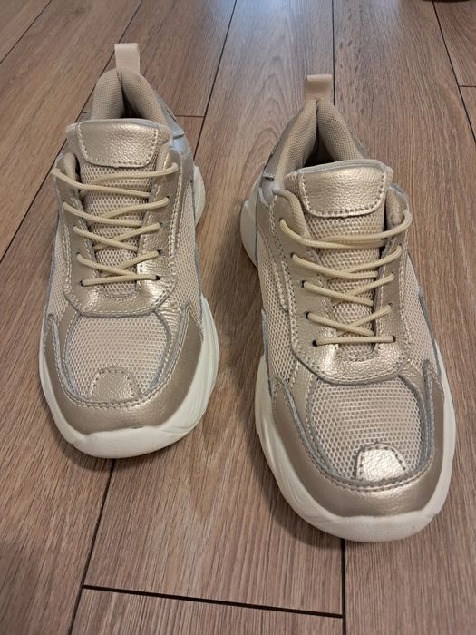 Дамски спортни обувки