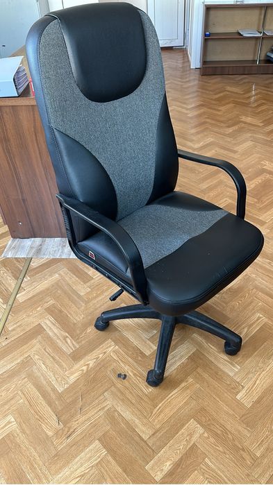 Офисные кресла.