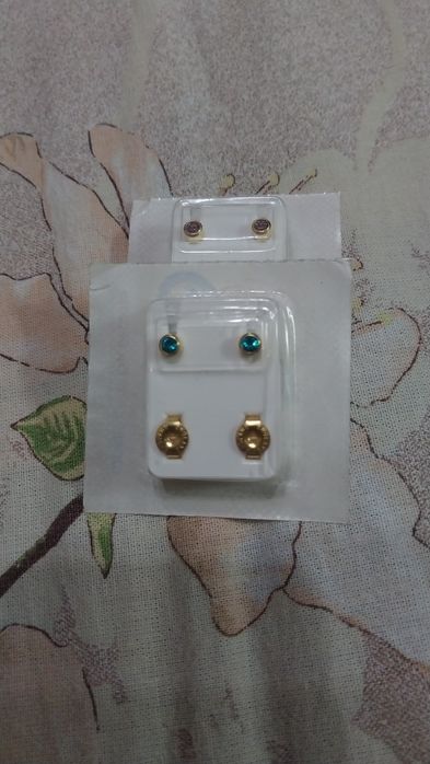 Серьги-гвоздики.