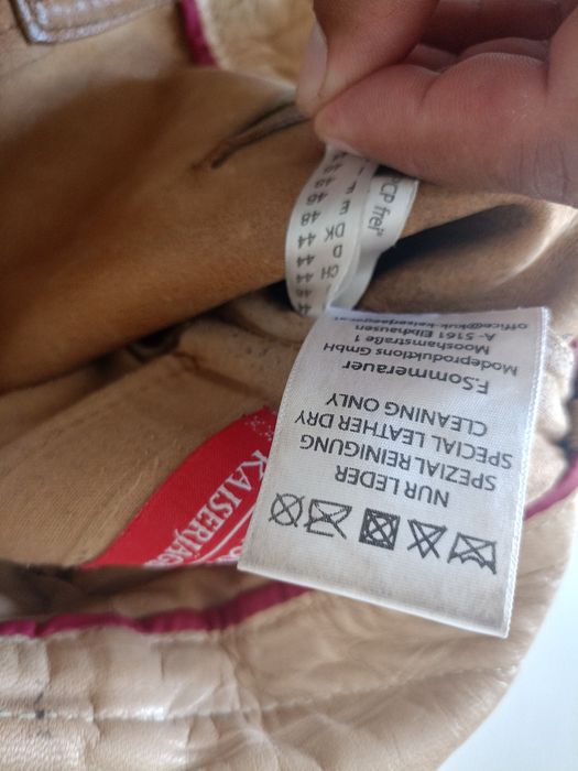 Vând pantaloni tradiționali germani din piele naturala model deosebit.