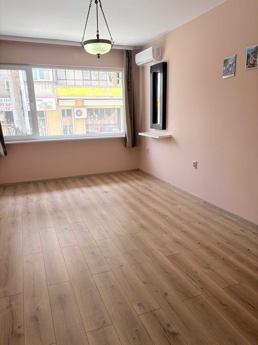 Тристаен апартамент с отлична локация.