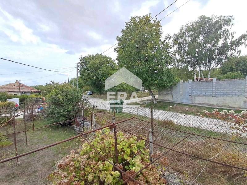 Едноетажна къща за продажба, с допълнителни сутеренен етаж, пристройка