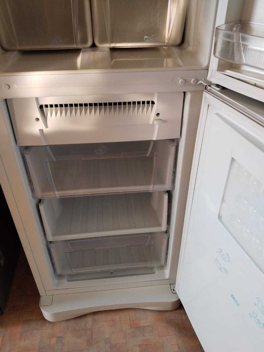 Двухкамерный холодильник INDESIT.