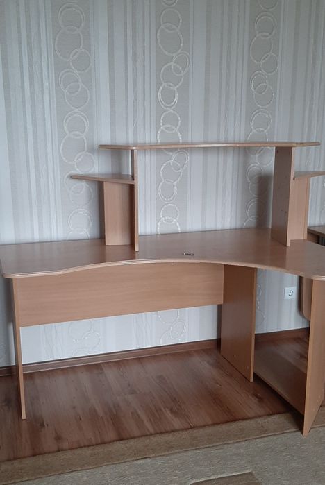 Стол компьютернаый