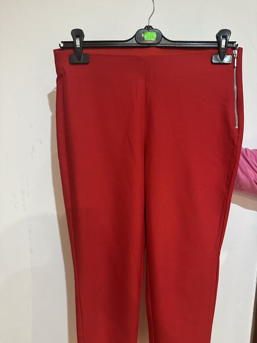 Pantaloni rosii cu fermoar