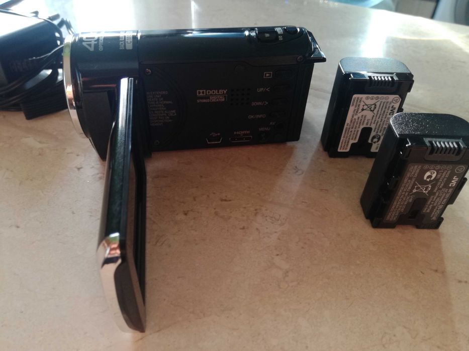 Продавам FULL HD камера JVC със 2бр.батерий и чантичка SONY