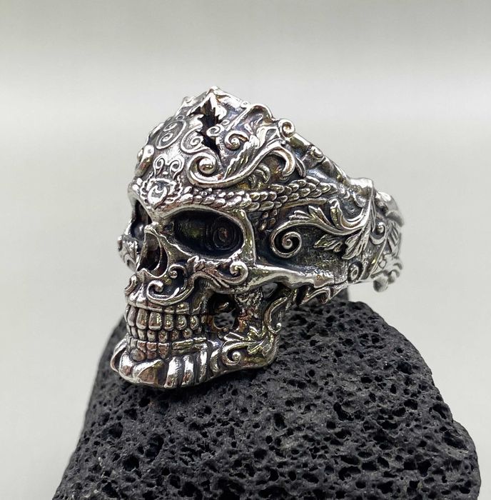 Сребърен пръстен с орнаменти