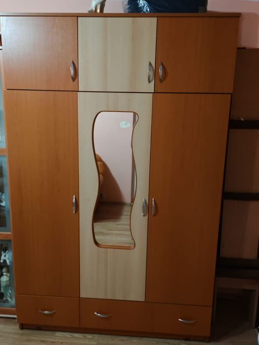 Șifonier cu oglindă, 2 sertare, 135 × 210 × 50 cm – stare foarte bună