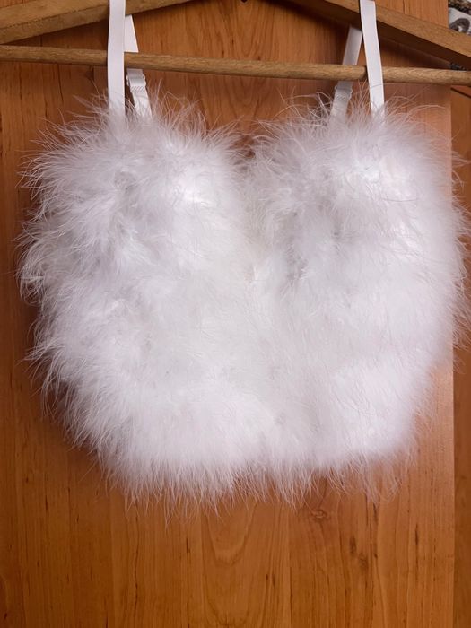 Бяло бюстие с Пух