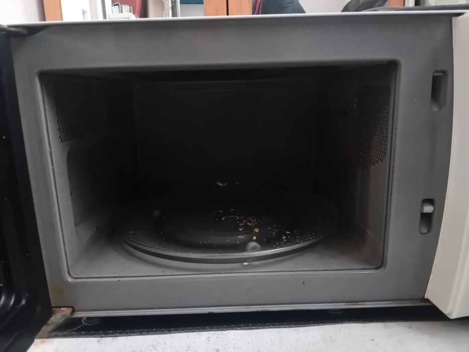 Микровълнова фурна с грил Delonghi