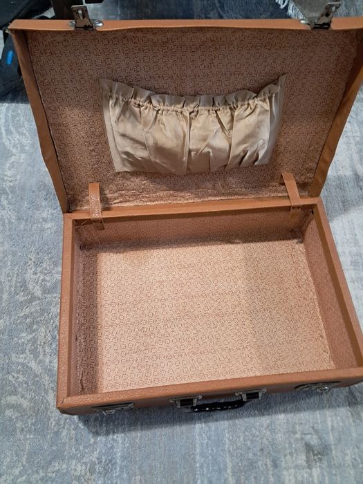 Кожен ретро куфар почти нов 7€