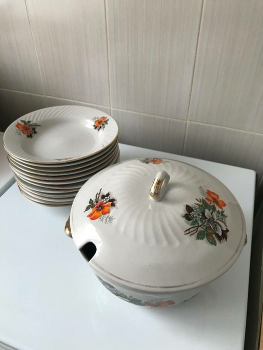 Супница с тарелками