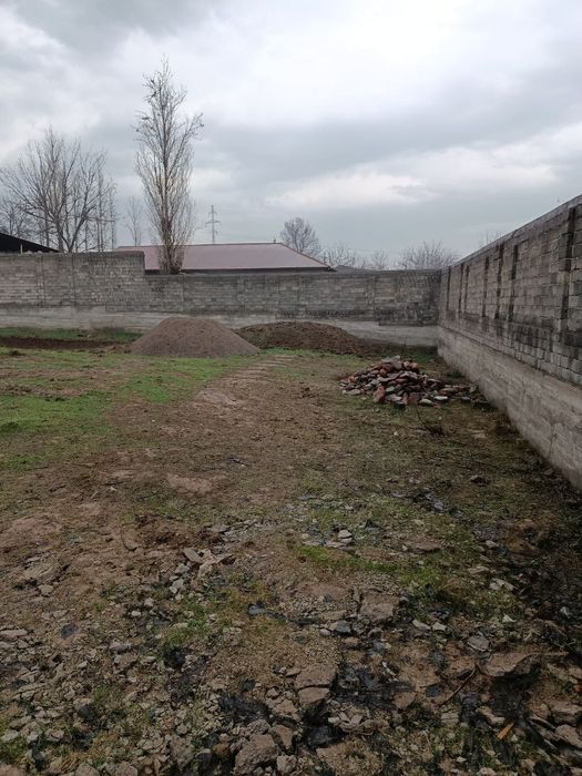 Yangi bozorda 10 sotix yer maydoni 5sotixi sotiladi