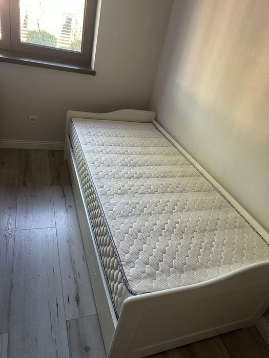 Vând pat de o persoana, cu 2 saltele incluse,, dimensiune  210*90cm . Patul este din lemn și este în stare buna de utilizare.
