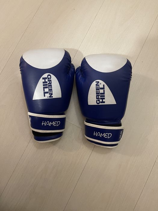 Продам перчатки и щитки на голень