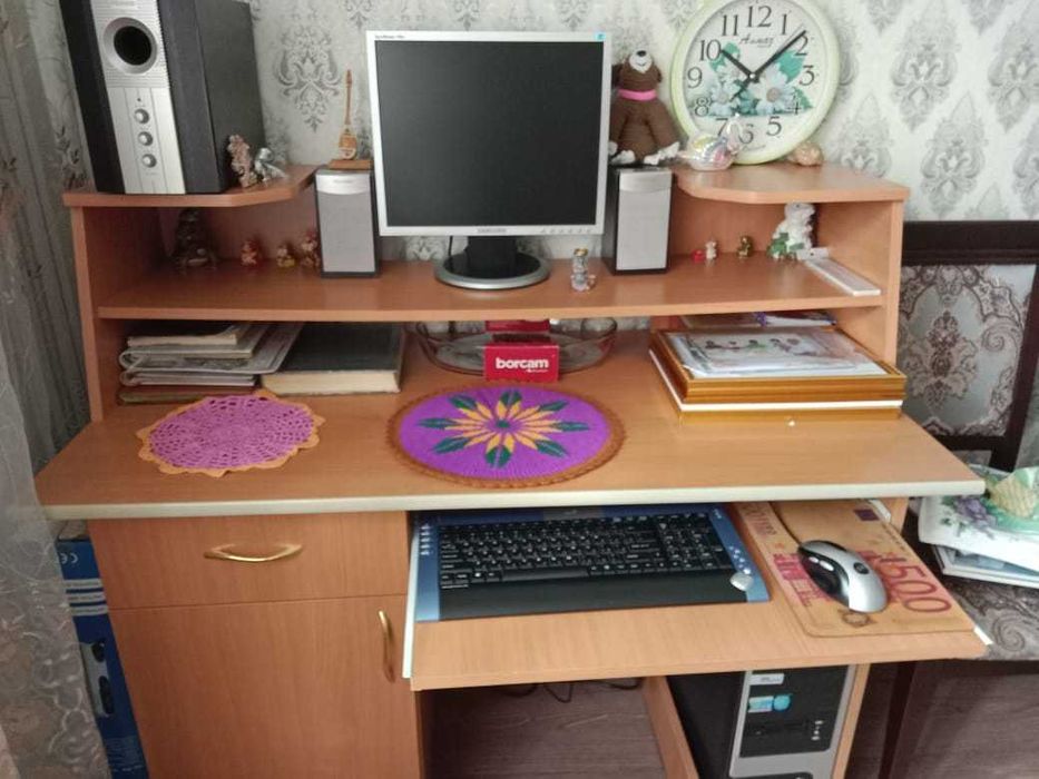 компьютер+колонки+басбочка+стол компьютерный