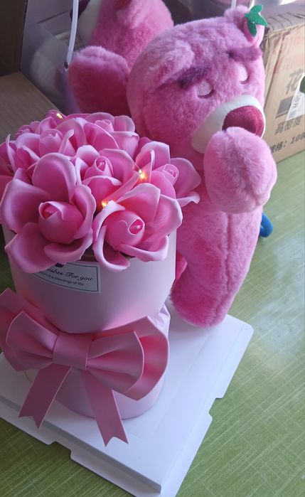 Мыльный роза с игрушкой