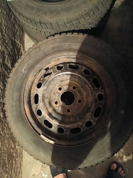 Продавам джанти със зимни гуми и тасове за Мазда 3