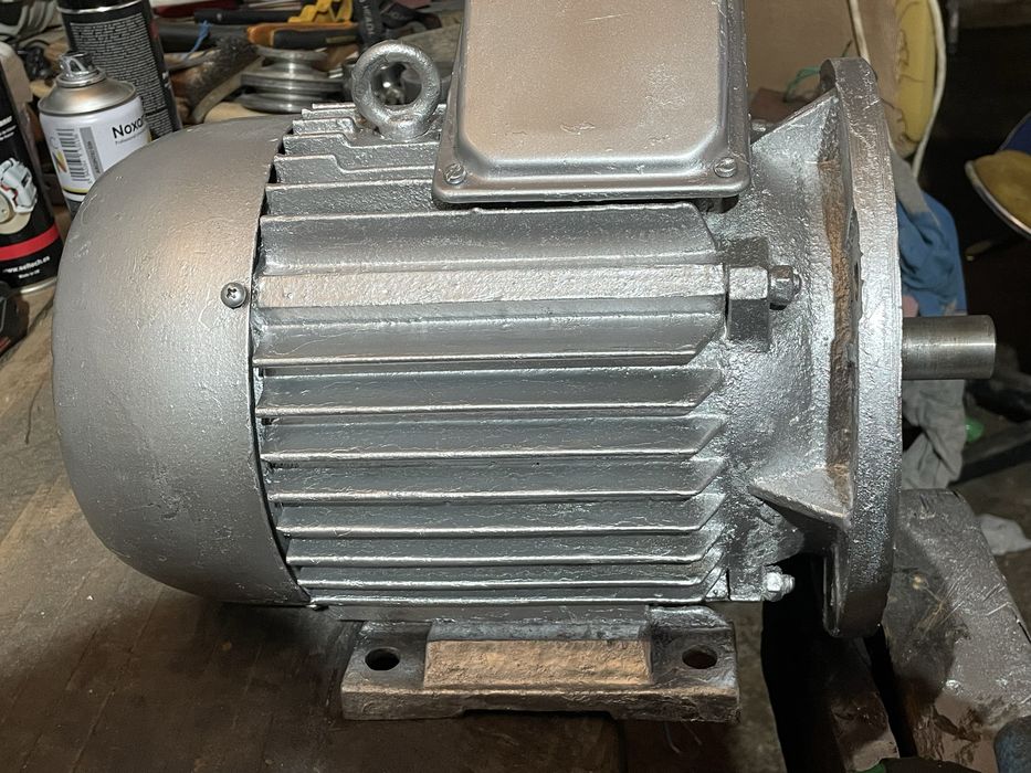 Motor electric cu flansa