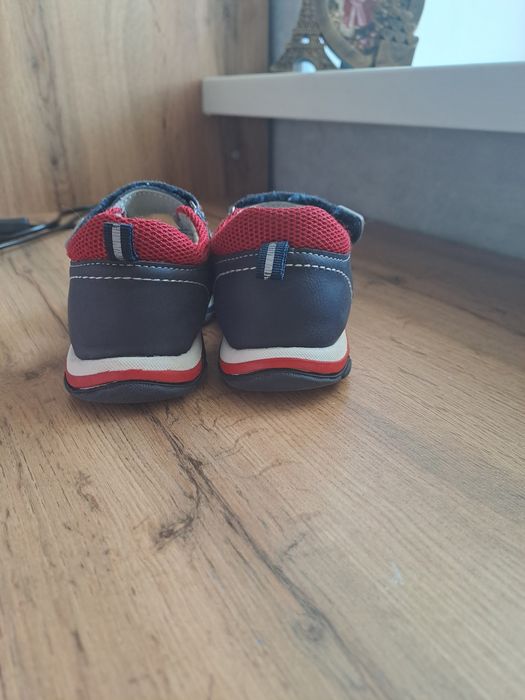 Продам детские обуви кроссовки сандали