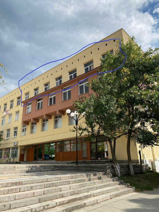 Половин етаж от сграда в центъра на гр. Джебел