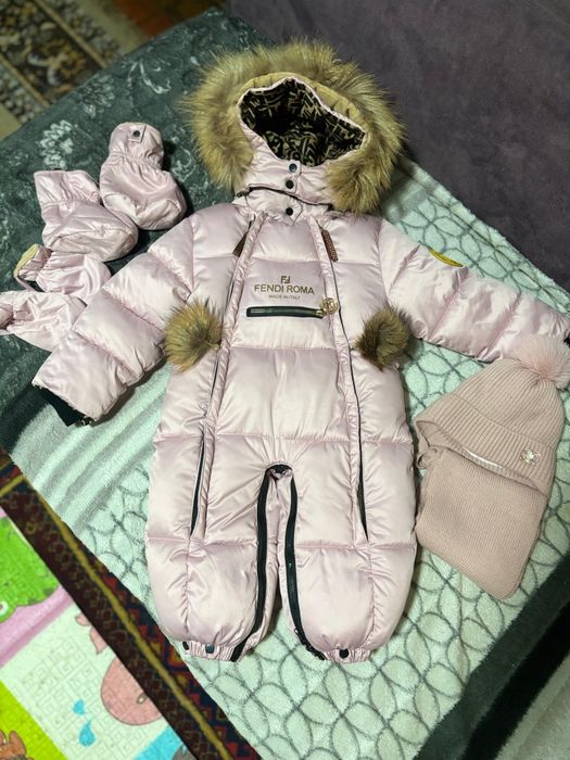 Продам детский зимний комбинезон на девочку.
