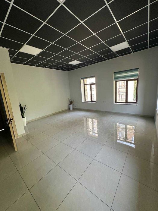 Noturar bino sotiladi 3 etaj 650 kv Oqtepa krug