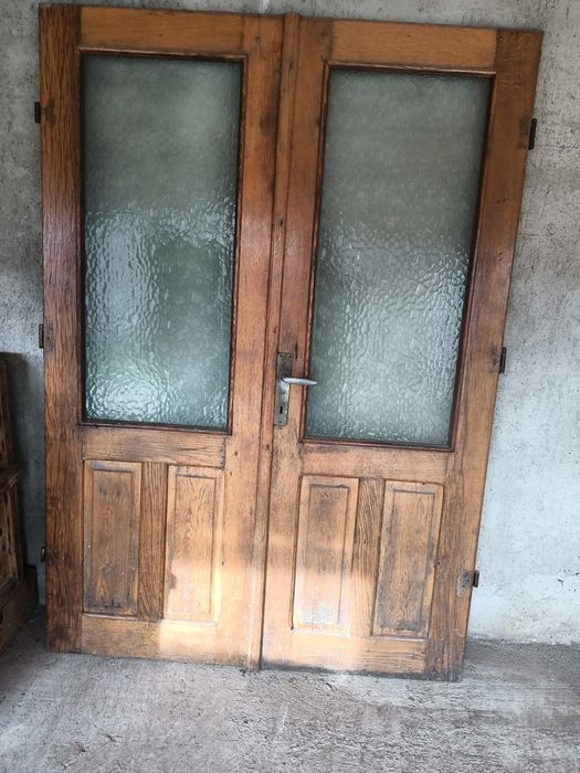 Ușă din lemn masiv