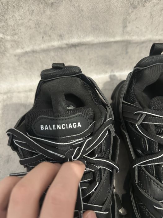 Balenciaga tracks fete