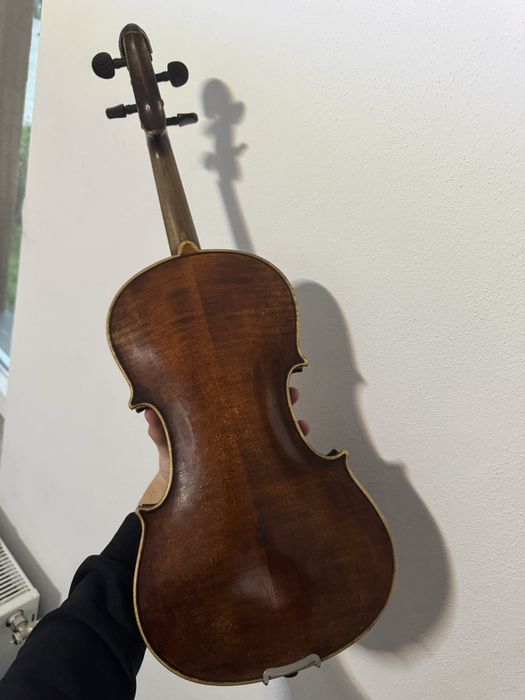 Vand vioara veche de peste 100 de ani  cu cap de leu
