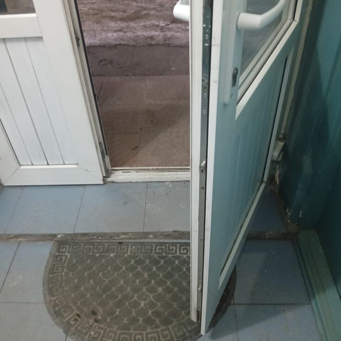 Продам пластиковые двери б/у