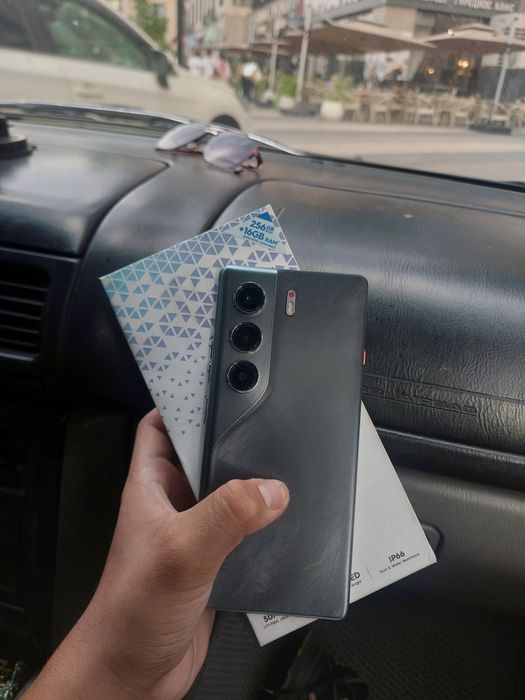 Продам  телефон Tecno camon 40