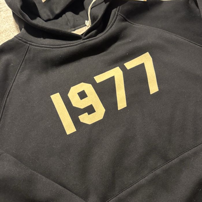 Hanorac Essentials „1977” negru, mărimea M, cu etichetă