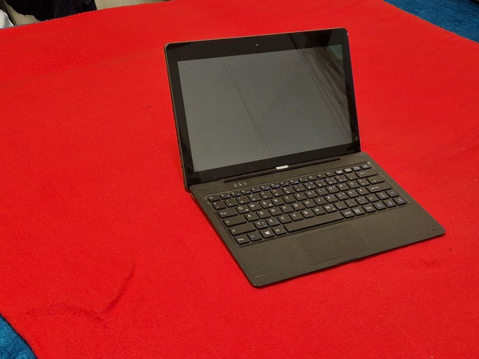 Laptop 2 in 1 defect . S-a aprins  cu un încărcător universal dar s-a stins imediat