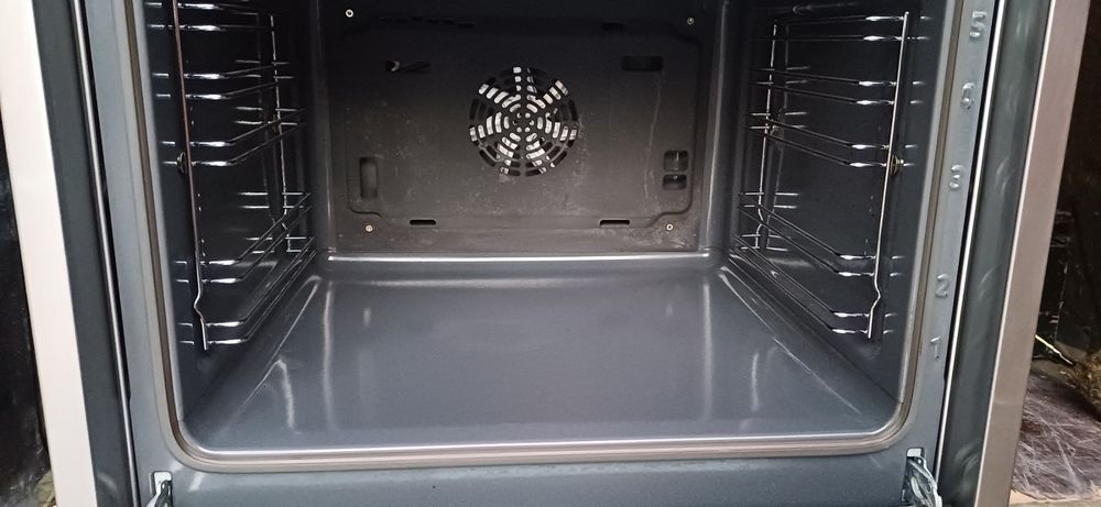 Фурна за вграждане с керамични котлони Siemens