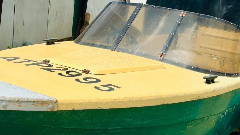 Лодка моторная.