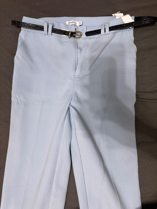 Син панталон по тялото