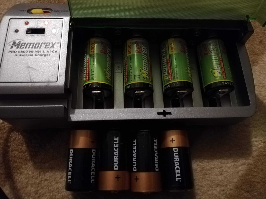 Vând încărcător universal + 4 acumulatori R14 4000 mAh + 4 baterii R14