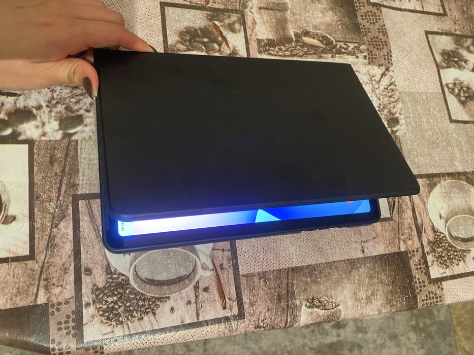 Продам срочно новый планшет с чехлом