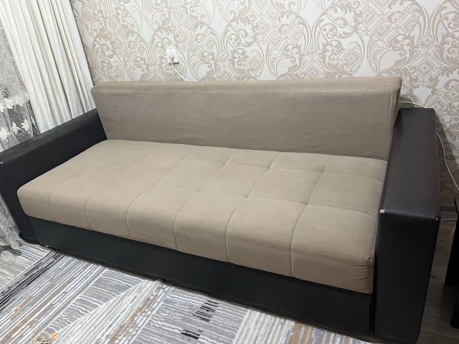 Продаю диван с креслом и пуфиком.