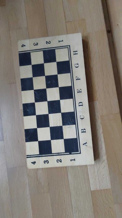 Продавам  кутия шах с дървени фигури