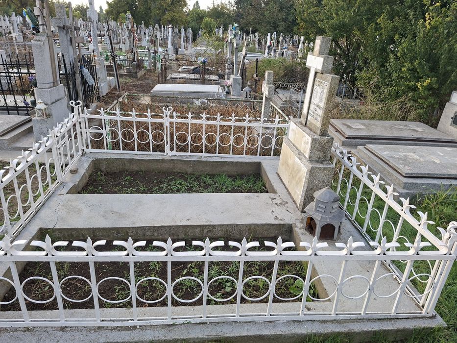 Vând groapa la pământ cu bordura (braila) bordura