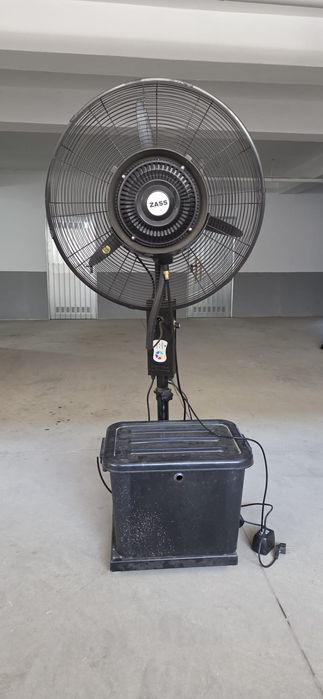Vând ventilator mare cu pulverizare apă