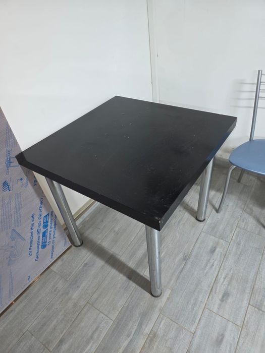 Стол и два стула