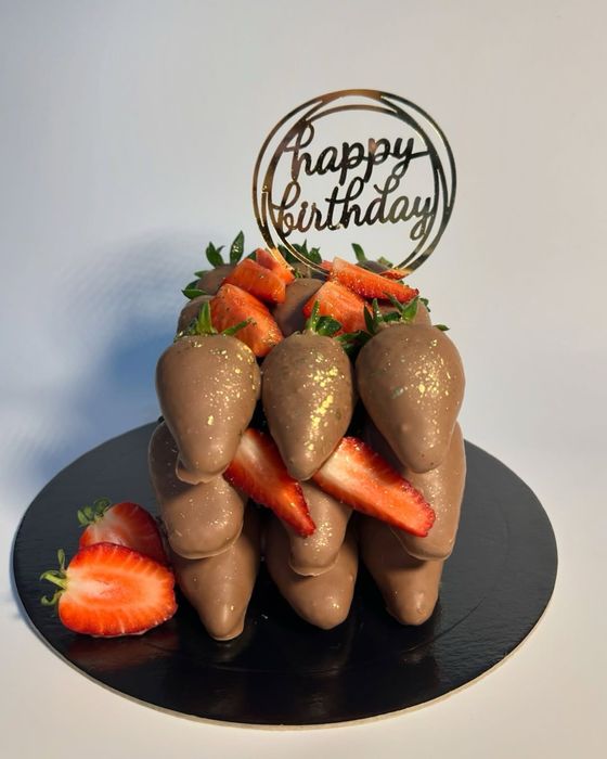 Торт из клубники в шоколаде на заказ