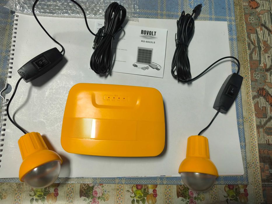 Panou solar cu 2 becuri si incarcare mobila