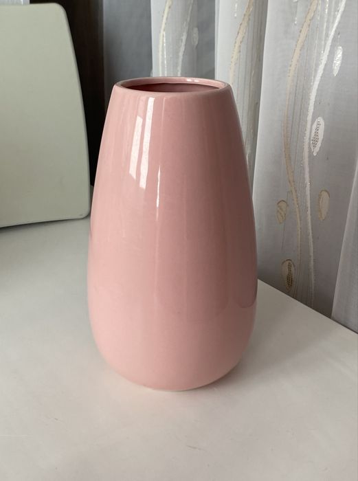 Розовая керамическая ваза