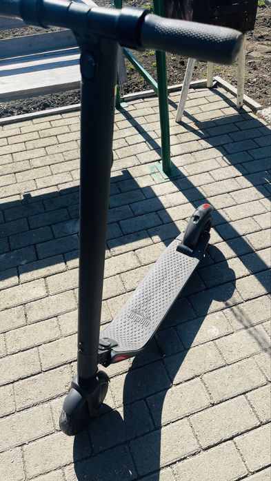 Продам электро самокат Ninebot kickscooter ES2