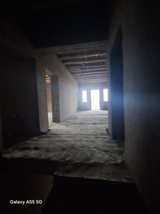 2 qavatli uy sotiladi.