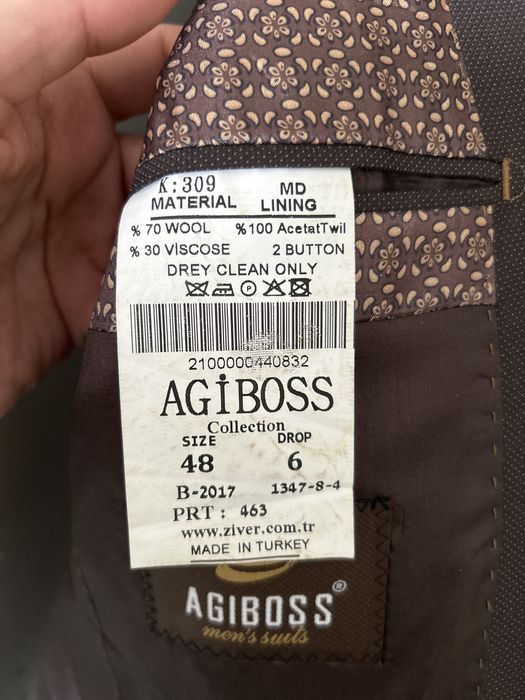 Отдам бесплатно костюм.